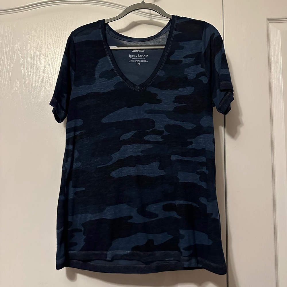 Lucky Brand Venice Burnout Blue Camo V-Neck Shortsleeved Shirt - Size L - Picture 4 of 5